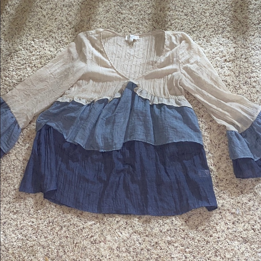 This is a long sleeve top. It’s super cute!